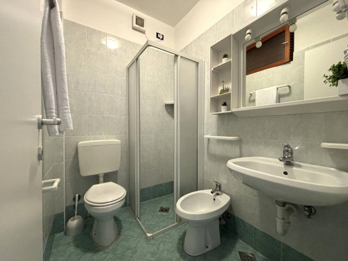 Bathroom, Modern apartment in Bibione Pineda - By Beahost Rentals, Venezia