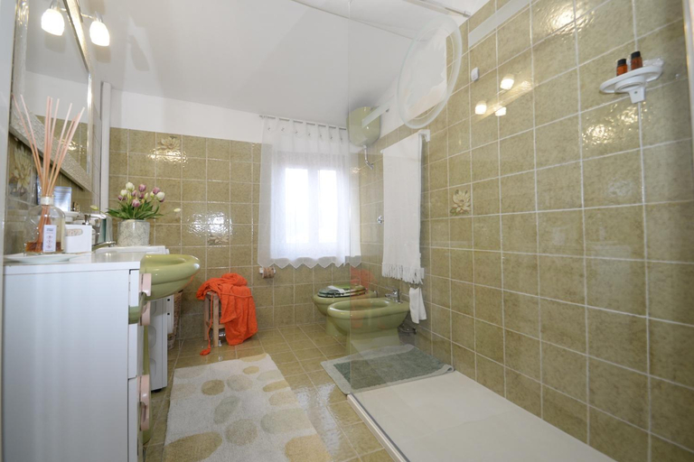 Bathroom 3, Villa Viola, Siena