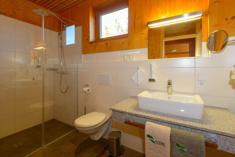 Bathroom 3, GutsAlm Harlachberg, Regen