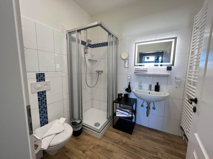 Bathroom, Kapitaenshaus-Lassen-Zimmer-Odysseus, Nordfriesland