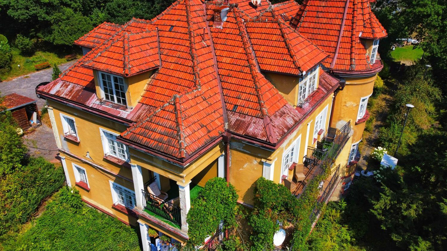 Exterior & Views