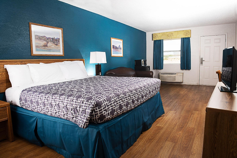 Bedroom 2, Riata Inn - Rankin, Upton