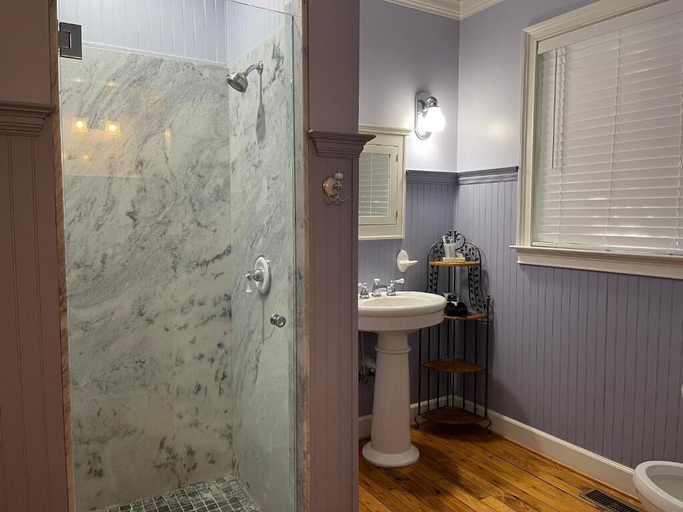 Bathroom 4, Yellow Daisy Bed and Breakfast, Lumpkin