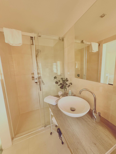 Bathroom 2, Trio Apartments, Ostrava