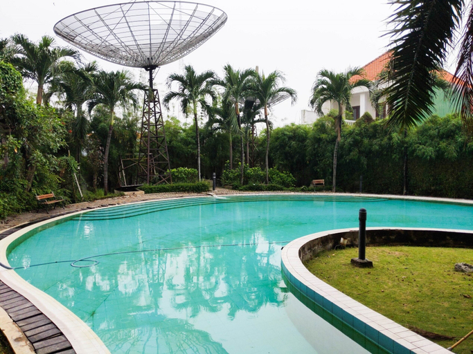 Pool 2, Best Deal 2Br Apartment At Taman Beverly, Surabaya