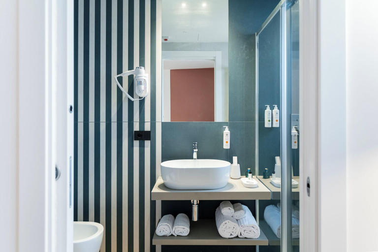 Bathroom 5, Biscardi Hotel Bari, Bari