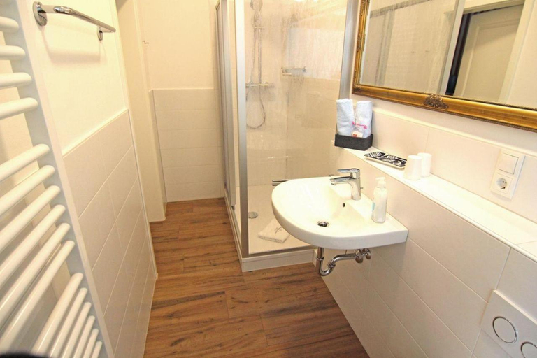Bathroom 2, Kapitaenshaus-Lassen-Zimmer-Kapitaen-Blaubaer, Nordfriesland
