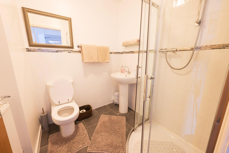 Bathroom 2, Cosy Llandudno Apartments, Conwy