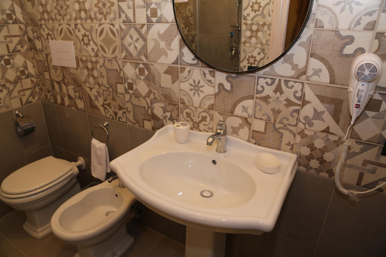 Bathroom, On Gennar, Napoli
