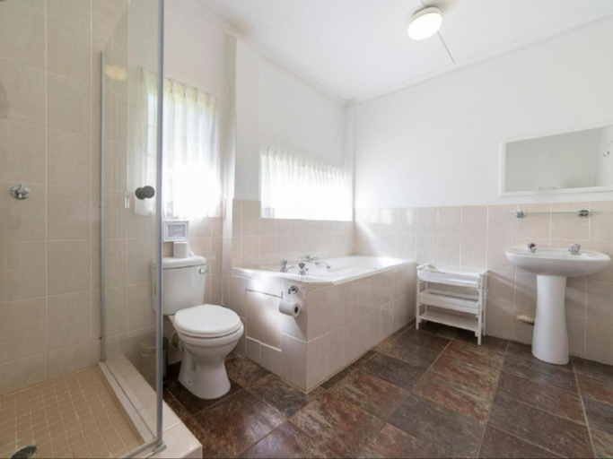 Bathroom 3, Lake Naverone Holiday Cottages, Sisonke