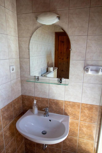 Bathroom 2, Radics Panzio Etterem es Piheno Kozpont, Letenye