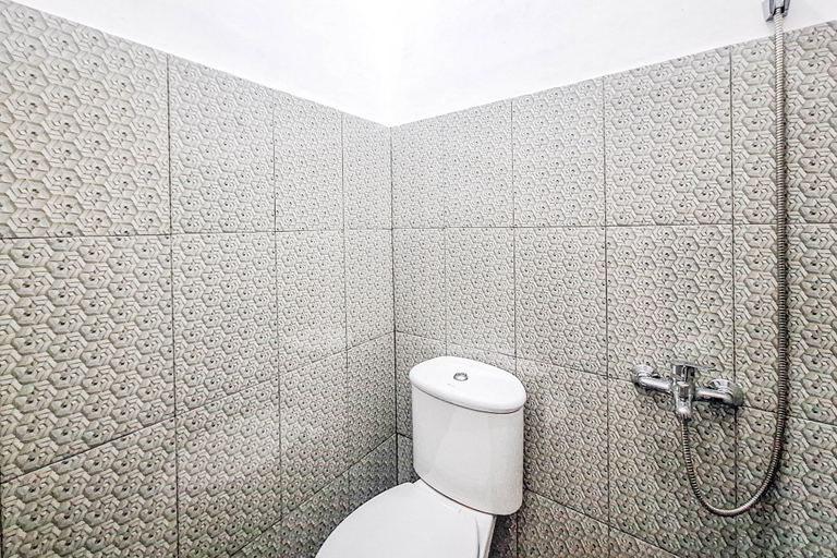 Bathroom 4, RedDoorz @ Etnik Guest House, Kebumen