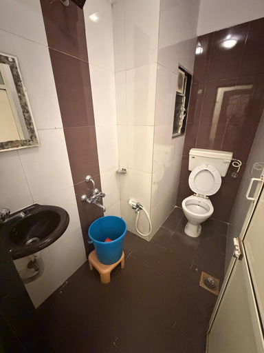 Bathroom 2, Hotel rosewood plaza - Mahabaleshwar, Satara