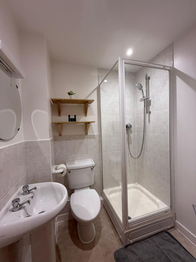 Bathroom 2, Leamington Spa Apartments, Warwickshire