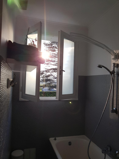 Bathroom 4, La Bodega, Sarthe