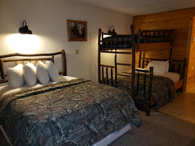 Bedroom 2, Pine Knoll Hotel Lakeside Lodge & Cabin, Herkimer