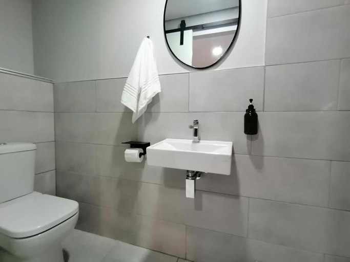 Bathroom 2, The Chameleon, City of Tshwane