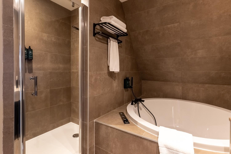 Bathroom 5, Château Jeanne & the Forest - Château de Montvillargenne, Oise
