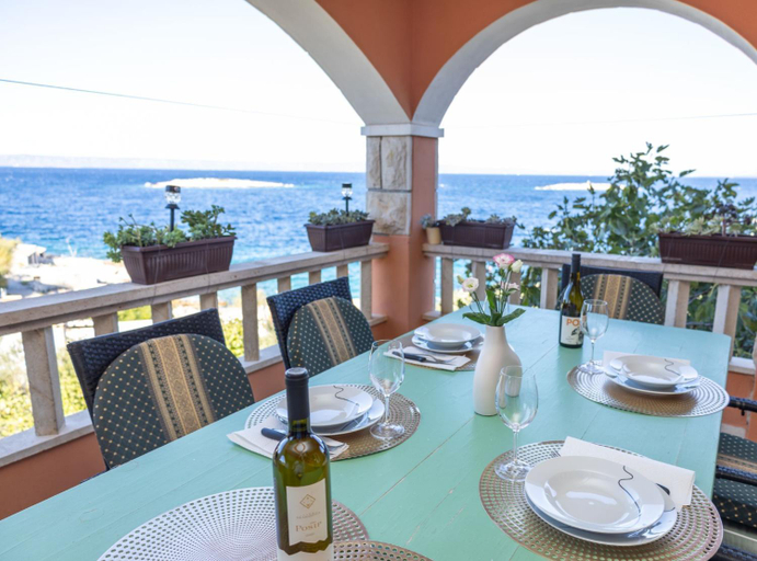 Food & Drinks 4, Apartments Sea Line, Blato
