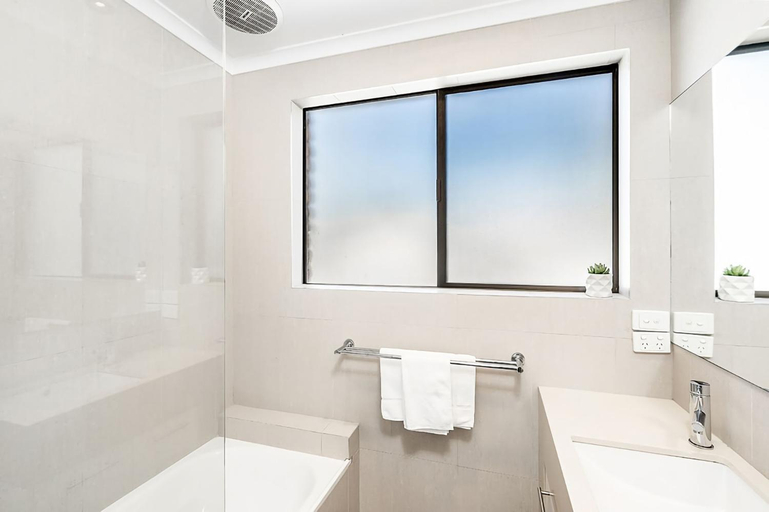 Bathroom, Balcony on Lawson Apartments, Byron