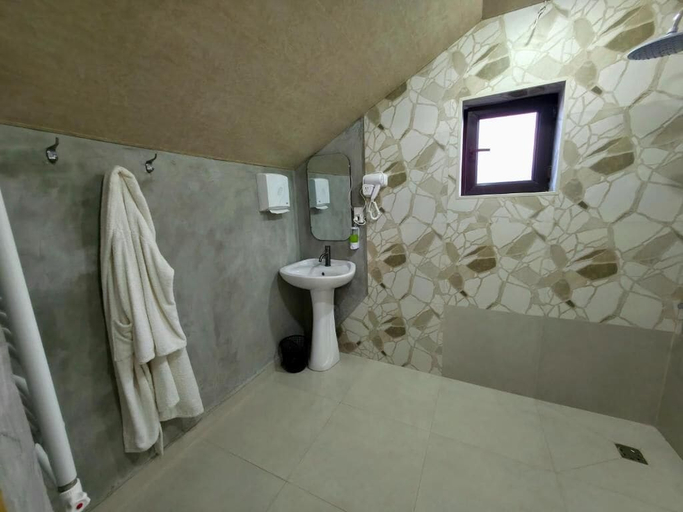 Bathroom 4, Hacarat Guest House