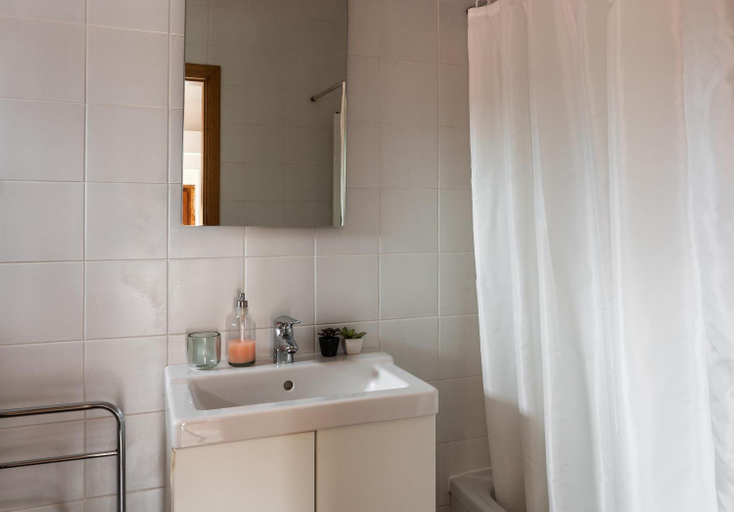 Bathroom 5, Casa De Janeiro, Fundão