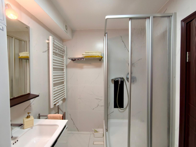 Bathroom 2, Sanhe, Mersch