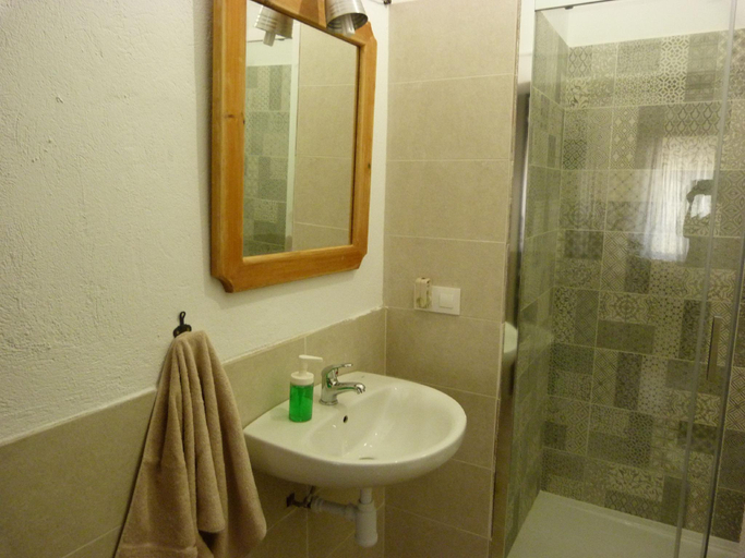 Bathroom 2, Les Magranes Bed & Breakfast, Girona