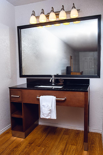 Bathroom 5, Riata Inn - Rankin, Upton