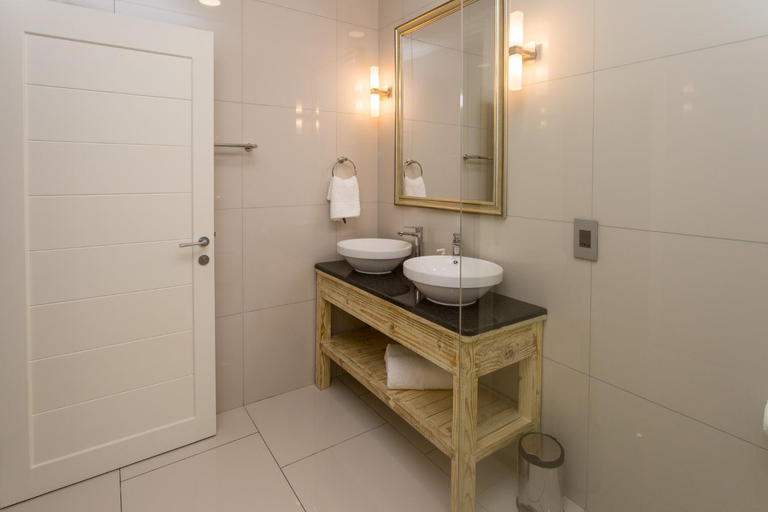 Bathroom 2, Beau Vallon Villa Chalets