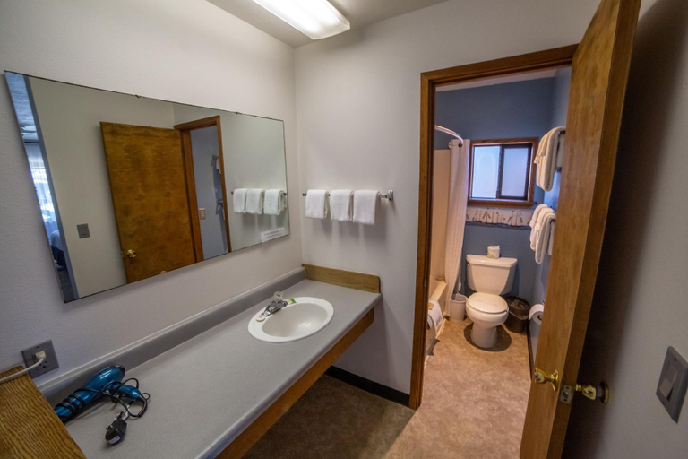Bathroom 2, La Kris Inn, Coos