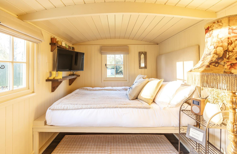 Bedroom 2, Ormesby Manor House & The Shepherds Huts & Well Lodge, Norfolk