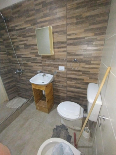 Bathroom 4, Hotel Grand Prix, La Costa