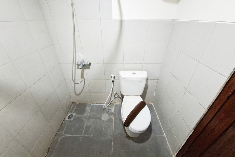 Bathroom 2, Cozy and Pleasant 2BR at Apartment Bintaro Icon By Travelio, Tangerang Selatan