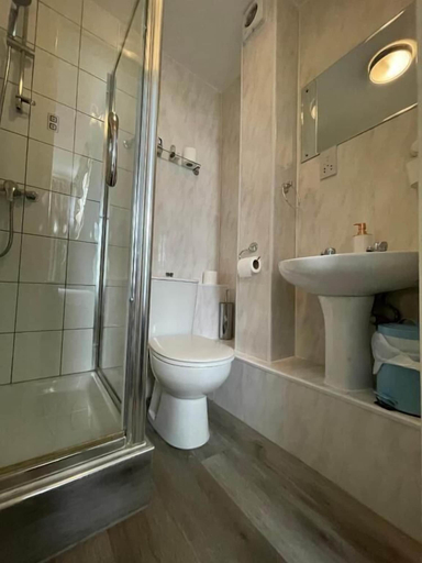 Bathroom 2, Burton Villa Guest House, York