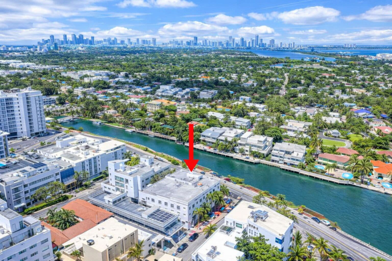 Aerial view, Miami Studio Gem step from oceans, Miami-Dade