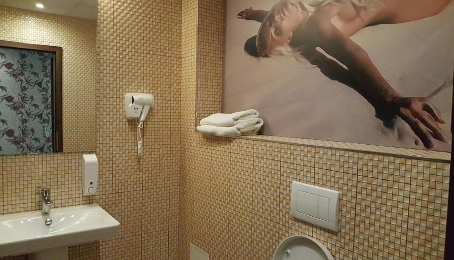Bathroom 5, Hotel Viva, Ploiesti