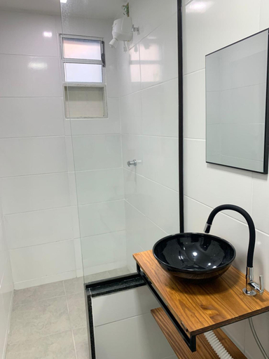Bathroom 3, Maraca Hostel, Rio de Janeiro