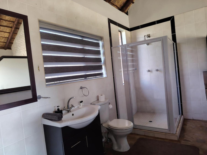 Bathroom 4, Weltevreden Game Lodge, Lejweleputswa