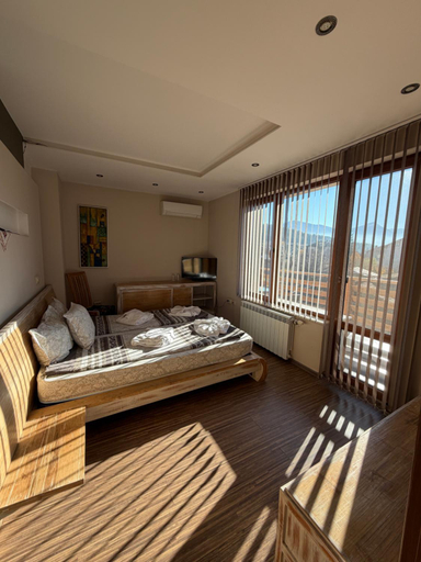 Bedroom 2, Mineral 56, Razlog