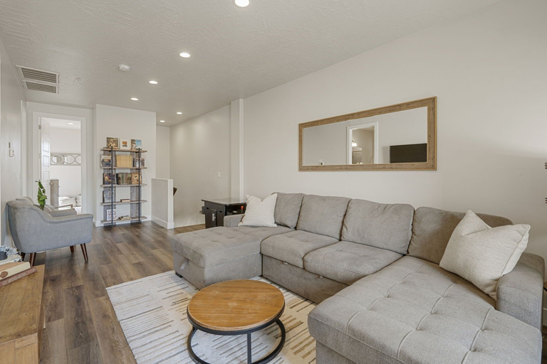 Living area 4, Relax In Style 4 Bedroom Townhouse, Washington