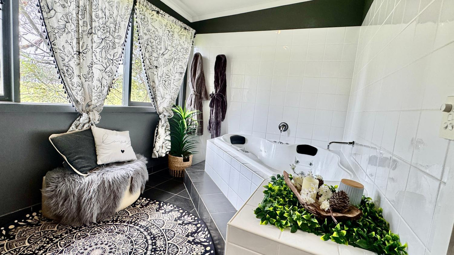 Bathroom 3, Couple's Spa Retreat Resort Villa with complimentary champagne upon arrival, Bass Coast - Phillip Is.