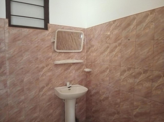 Bathroom 3, Kumudu Holiday Home Anuradhapura, N. Palatha Central