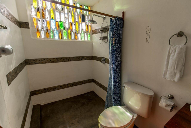 Bathroom 3, Nuestra Casa, Tola