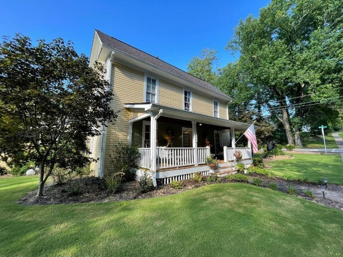 Exterior 2, Yellow Daisy Bed and Breakfast, Lumpkin