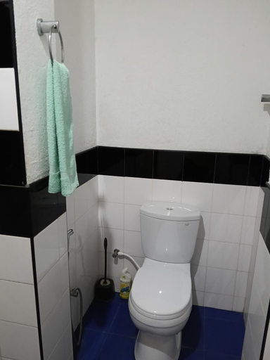 Bathroom 3, Nilas Guesthouse, Hikkaduwa