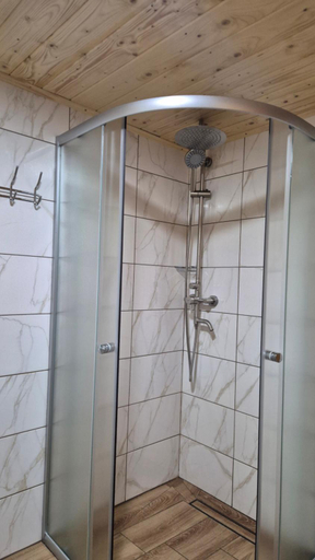 Bathroom 3, Нота Карпат, Skolivs'kyi