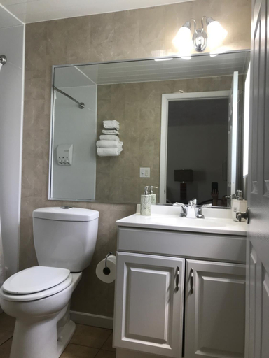 Bathroom 5, Nightshade Inn & Gardens, Onondaga