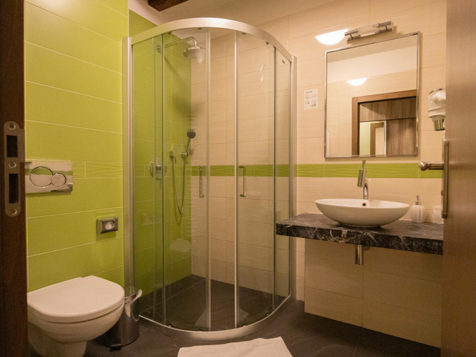 Bathroom, Olivuv Pivovar, Praha - západ