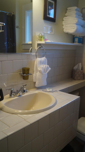 Bathroom 4, Mermaid Inn, Pacific